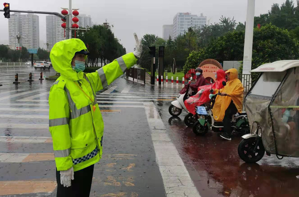 汛情就是命令 邯郸市交巡警支队全力保障全市道路交通安全畅通