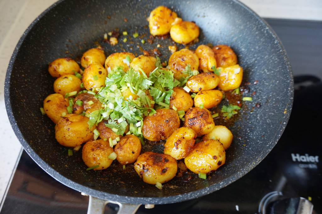 家常蒜香小土豆，香味浓郁，焦黄脆嫩，能当主食又能当菜