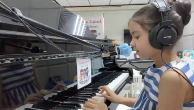 梁咏琪女儿幼儿园毕业，和同学郊游身高优越，弹唱妈妈的歌超治愈