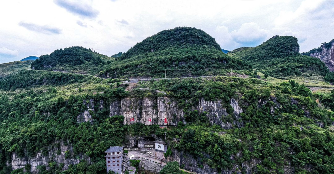 中國百家媒體探秘醉仙洞，天下萬(wàn)重山，此洞酒為尊