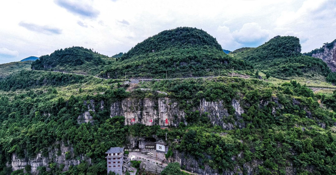 中国百家媒体探秘醉仙洞，天下万重山，此洞酒为尊