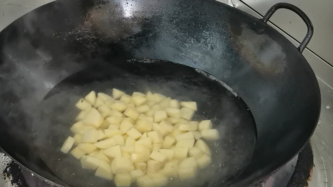 土豆用这种方法做，外酥里软，美味可口，既可以是菜也可以当零食