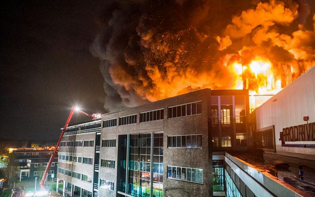 苹果供应商工厂发生火灾！现场人员被化学物质喷溅