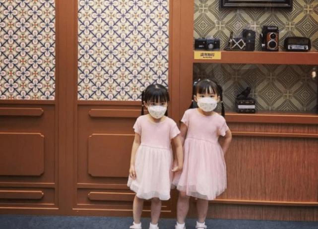 熊黛林老公父亲节晒双胞胎女儿，小姐妹变豪车小模特可爱表白爸爸