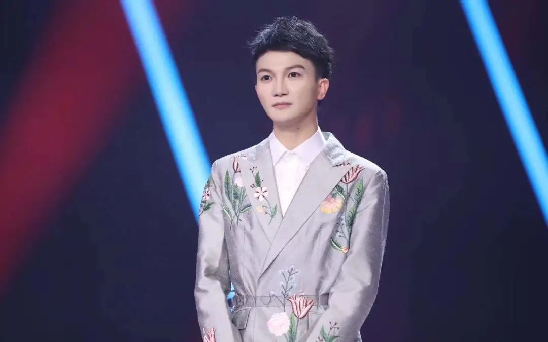 那英、高晓松不惜动用各种资源捧他，周深凭什么一生尽遇贵人？