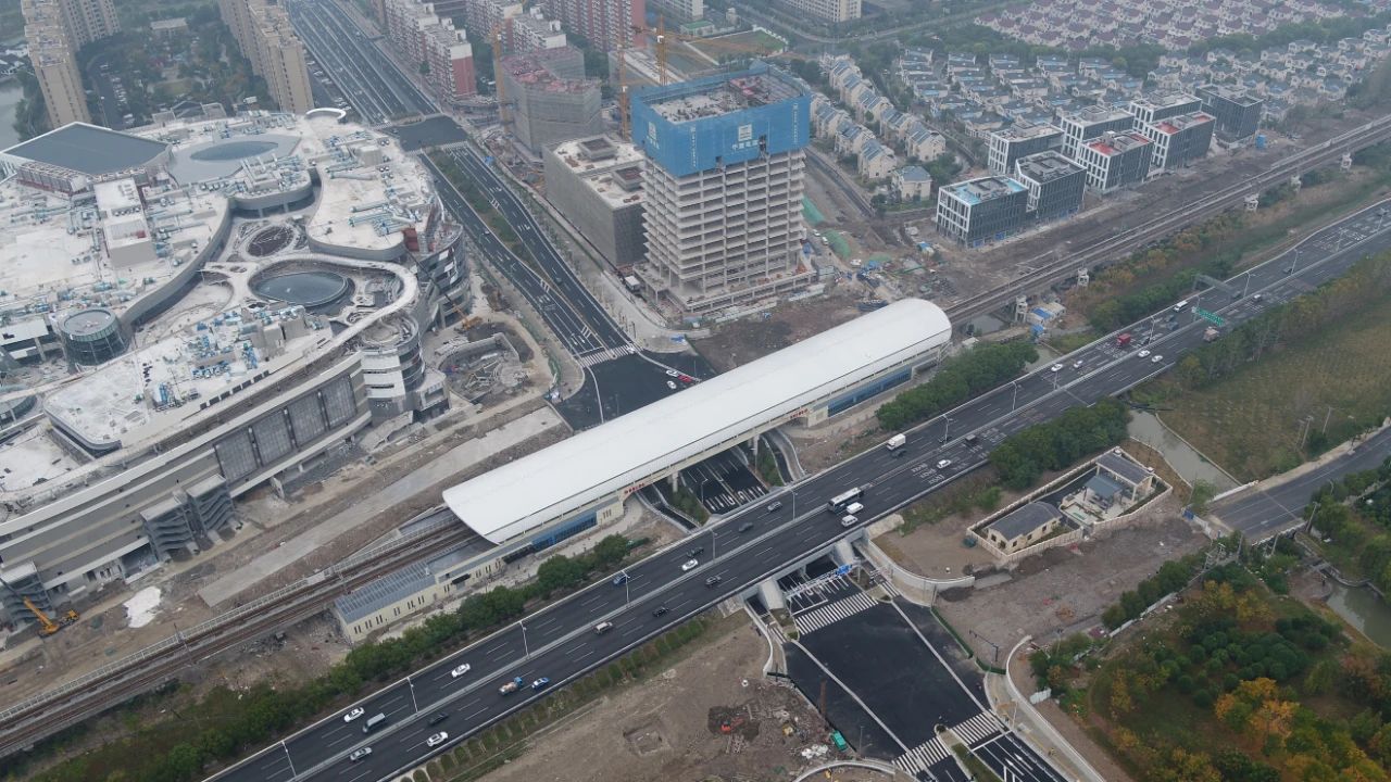 上海轨道交通11号线的陈翔公路站演练多日，开通