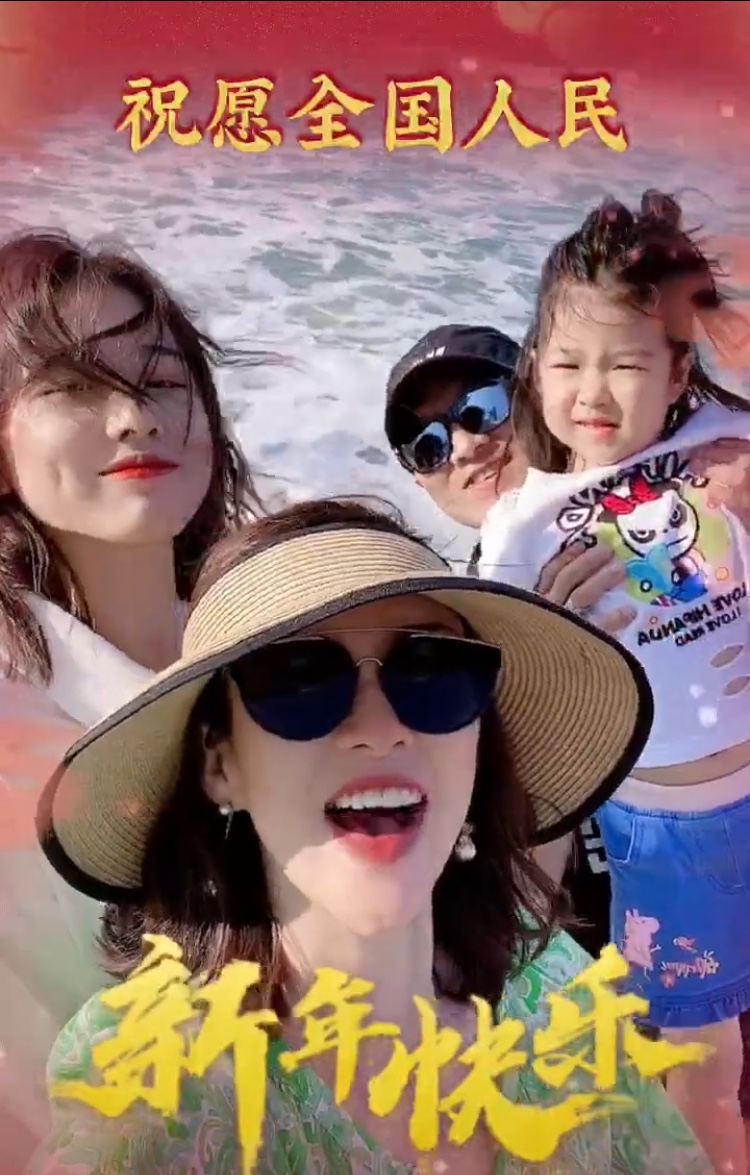 三亞偶遇章子怡，母女三人牽手同行溫馨有愛，醒寶俏皮可愛心情好