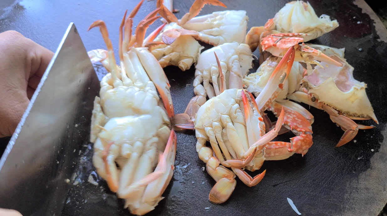 蒜蓉螃蟹的家常做法，很好吃的一道美食，简单美味，想吃就做