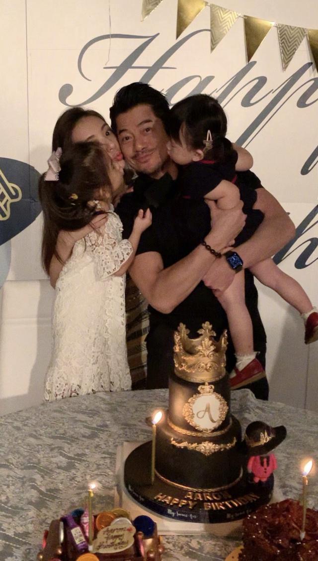 郭富城娇妻女儿涂鸦花瓶，姐姐C宝侧颜美，妹妹扎羊角辫专注可爱