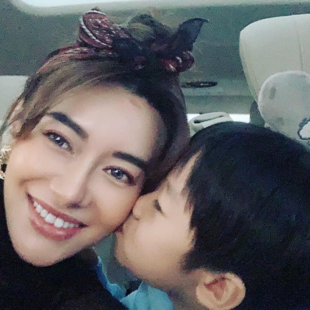 43岁锐舞天后爱戴穿紧身短裙，侧趴沙发秀大长腿，却被勒出赘肉