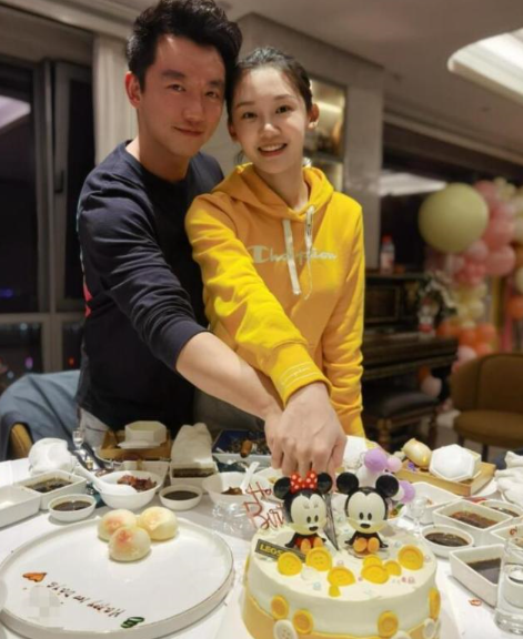 郑恺为女儿办百日宴，苗苗打扮得低调简朴，郑