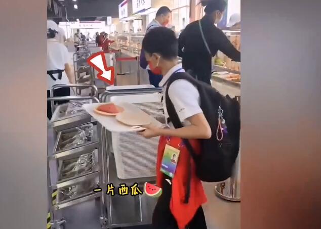 控制饭量了！全红婵吃饭真相曝光：1片西瓜1个苹果+少量菜