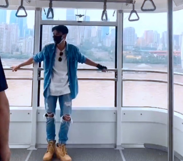 太甜蜜！蔡少芬张晋游重庆长江索道，被人群包围依旧镇定拥抱合影