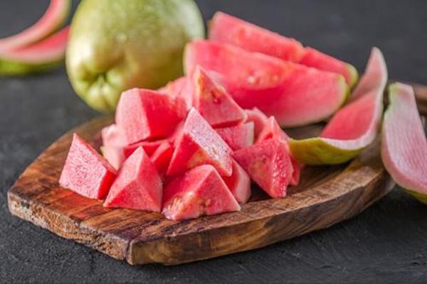 红心芭乐与 白心芭乐的区别，美味香脆，作用神奇更出色