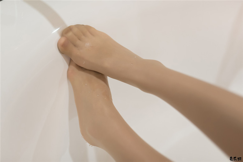 浴缸里的肉丝格子裙