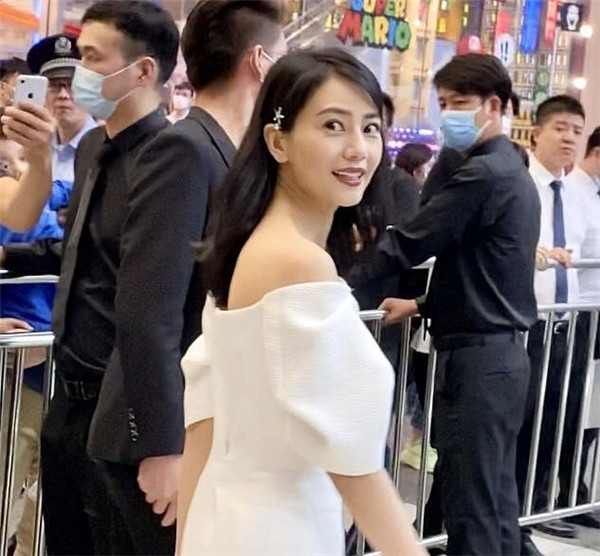 女神高圆圆生图曝光，披发回眸太惊艳，网友却一直cue秦霄贤