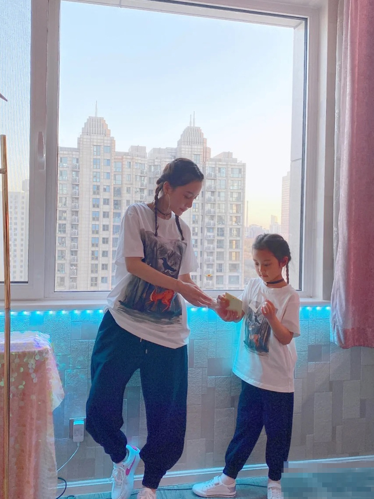 女漢子小甜馨長大了！ 李小璐曬親子旗袍照，也有點大家閨秀氣質了