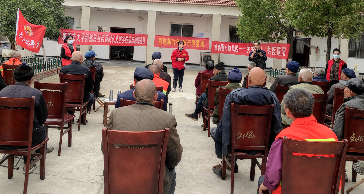 棗陽市姚崗社區(qū)養(yǎng)老院老人收到重陽節(jié)"文藝大禮"