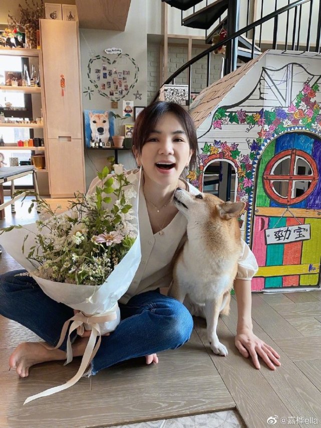 陈嘉桦晒全家福庆40岁生日，与老公儿子摆同款表情，画面超温馨