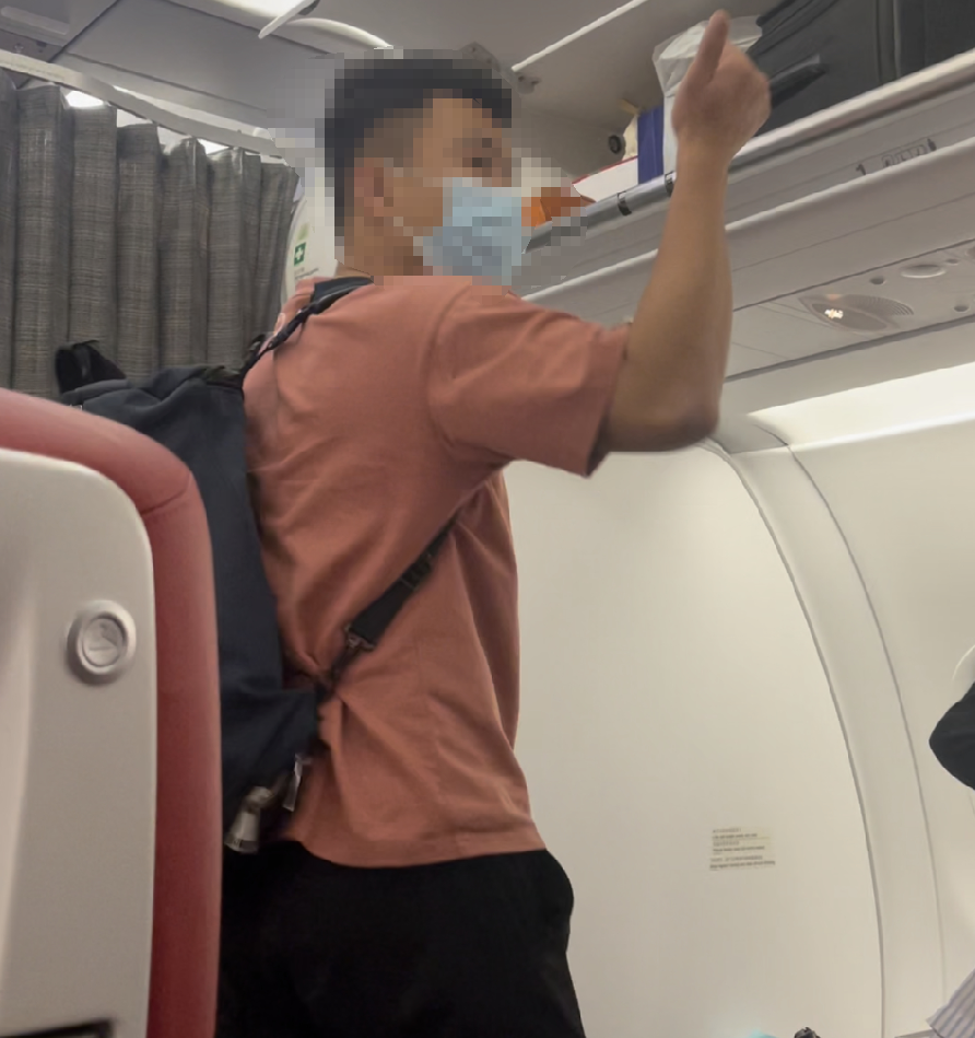 网传一男子在头等舱无故辱骂空姐“手脏”，被一名正义女乘客反怼，男子称要“调查”她？男子还尾随女乘客？