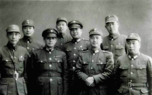 报告导演，国军军官的军装应该这样穿