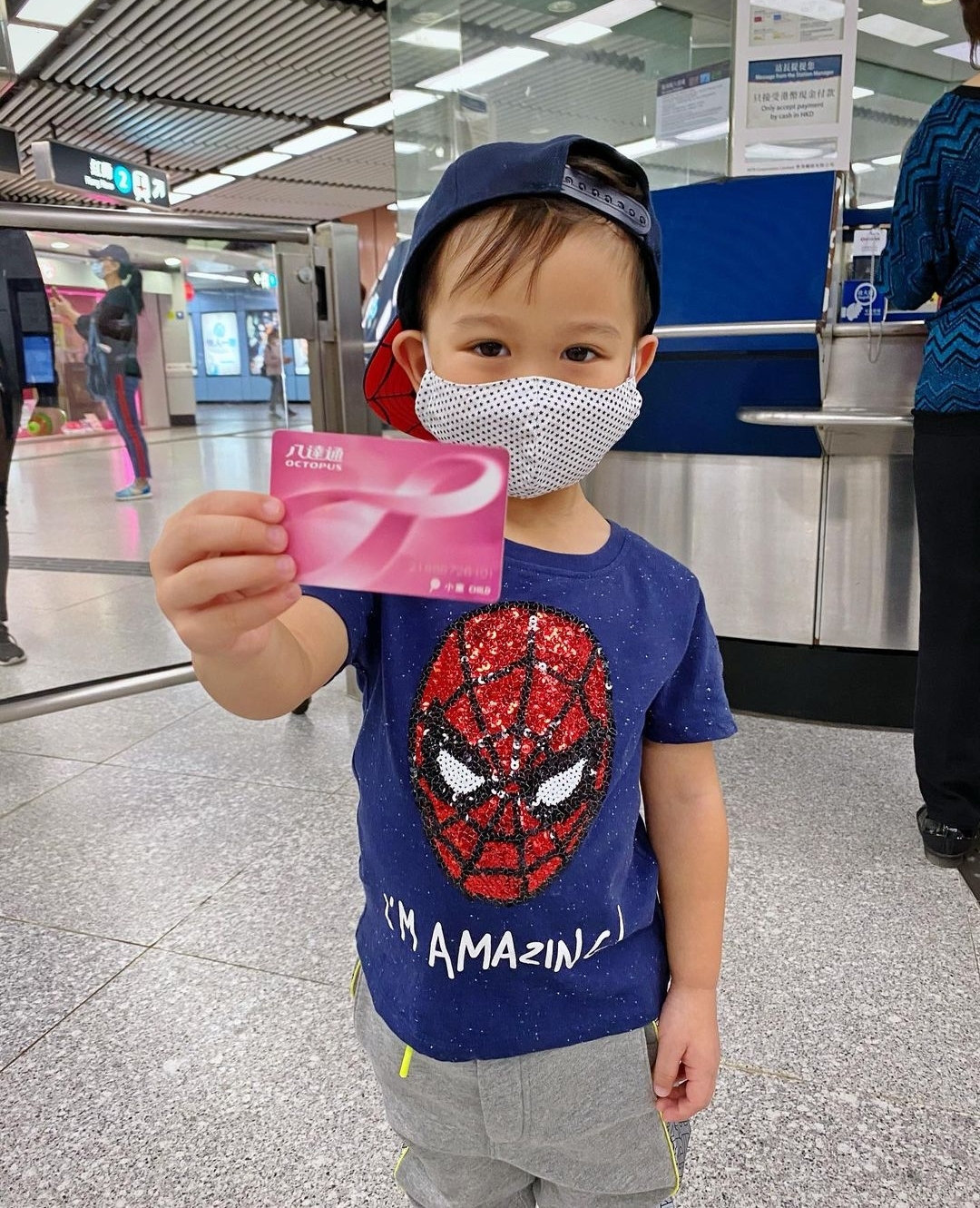 胡杏兒老公週末帶兒子放風，奕霆吃雪糕神態喜感，父子同框超有愛