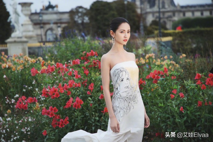 27岁陈钰琪首次巴黎时装周，抹胸人像裙脱颖而出，真给唐嫣长脸