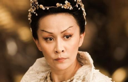 54岁刘嘉玲晨跑被拍，素颜和普通老太无差别，网