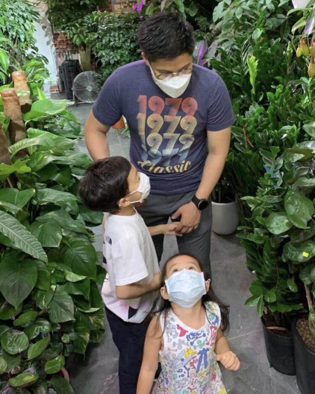 霍啟剛郭晶晶陪孩子過週末，哥哥帥氣，二妹霍中妍扎雙馬尾好可愛