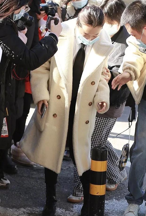 Spring late couplet platoon: Qin Hailu takes vacuum cup, yang Mi publicizes the film with guaze mask, ni Ni wears cape to become short