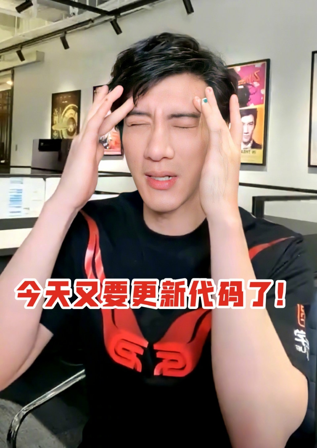 45岁王力宏生日晒照变样！满脸胡须看不见嘴巴，扎辫子长发到肩膀