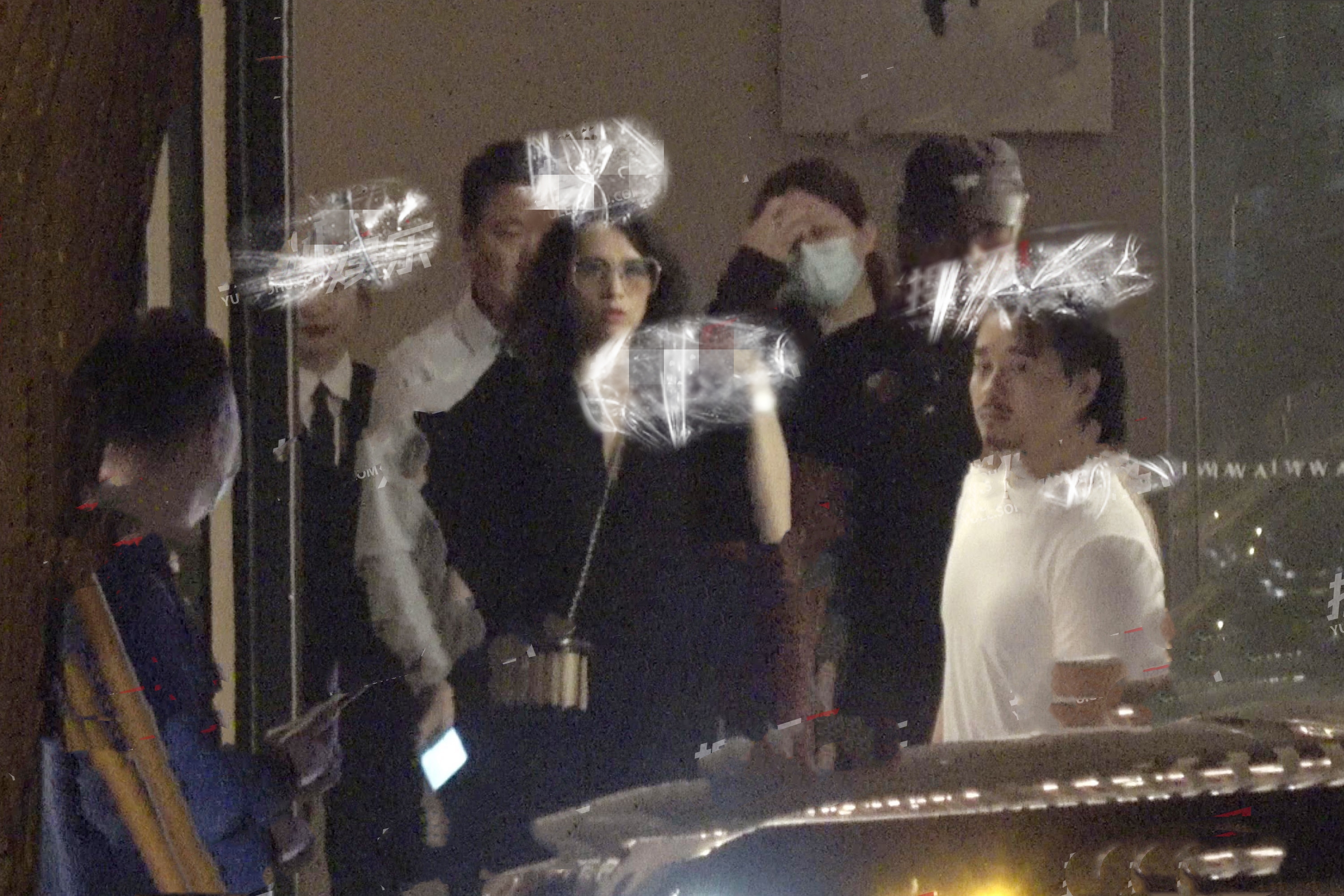 章子怡一家外出就餐，媽媽匆忙先行，汪峰帶娃抱醒醒變超級奶爸