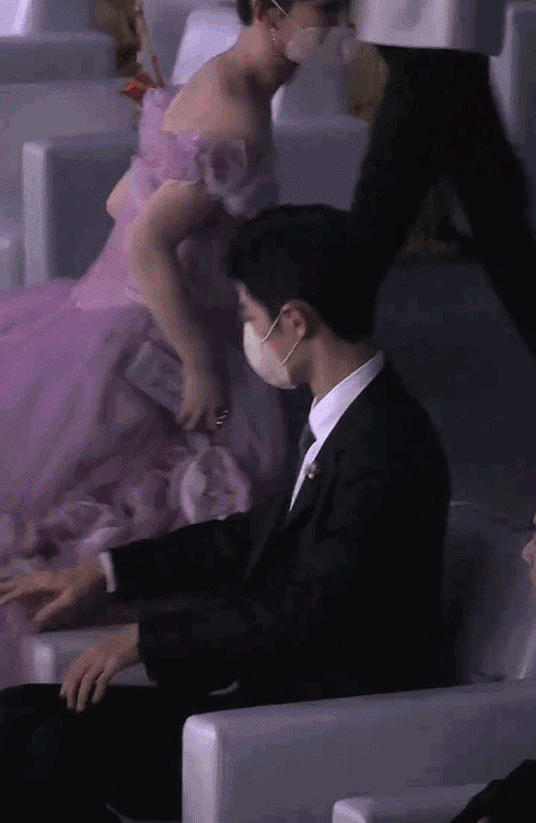 微博之夜尴尬瞬间：杨幂不满安排直接垮脸，丁