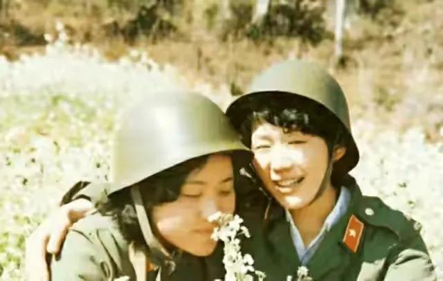 1986年老山战场照《死吻》：那名救护队女战士张茹，后来怎样了