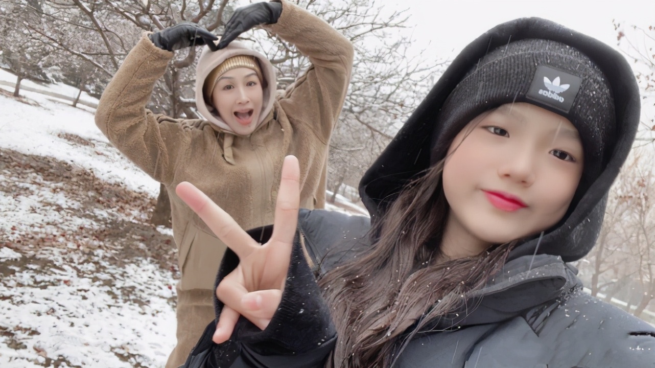 鐘麗緹帶兩女兒玩雪，考拉開心大笑，Jaden化紅唇越來越漂亮