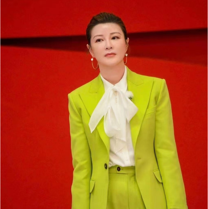 杜华又穿西装亮相，40岁还穿得花花绿绿，网友：不出道可惜了