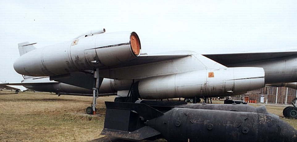 冷战中诞生的M50超音速轰炸机，与图22同年首飞，