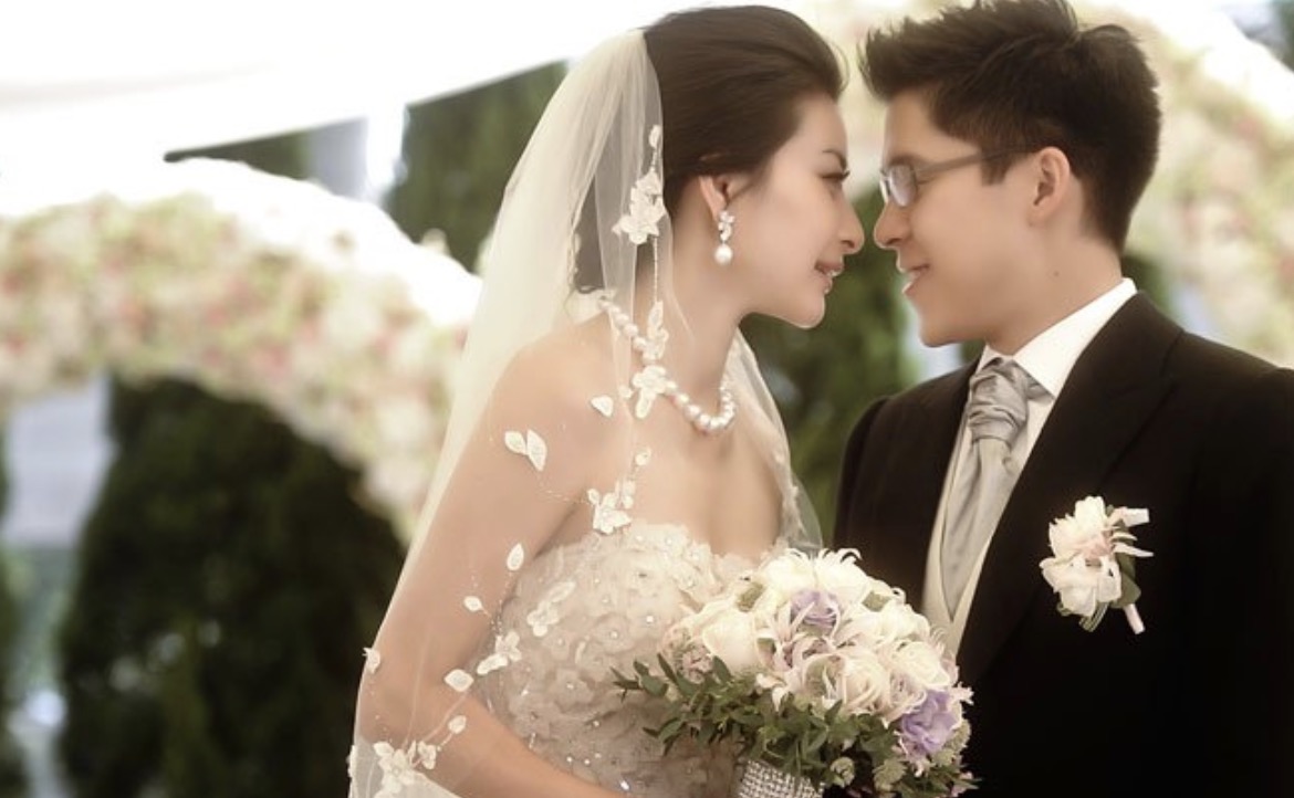 42岁霍启刚晒全家福庆生，携妻儿骑单车并表白：有你们便足够