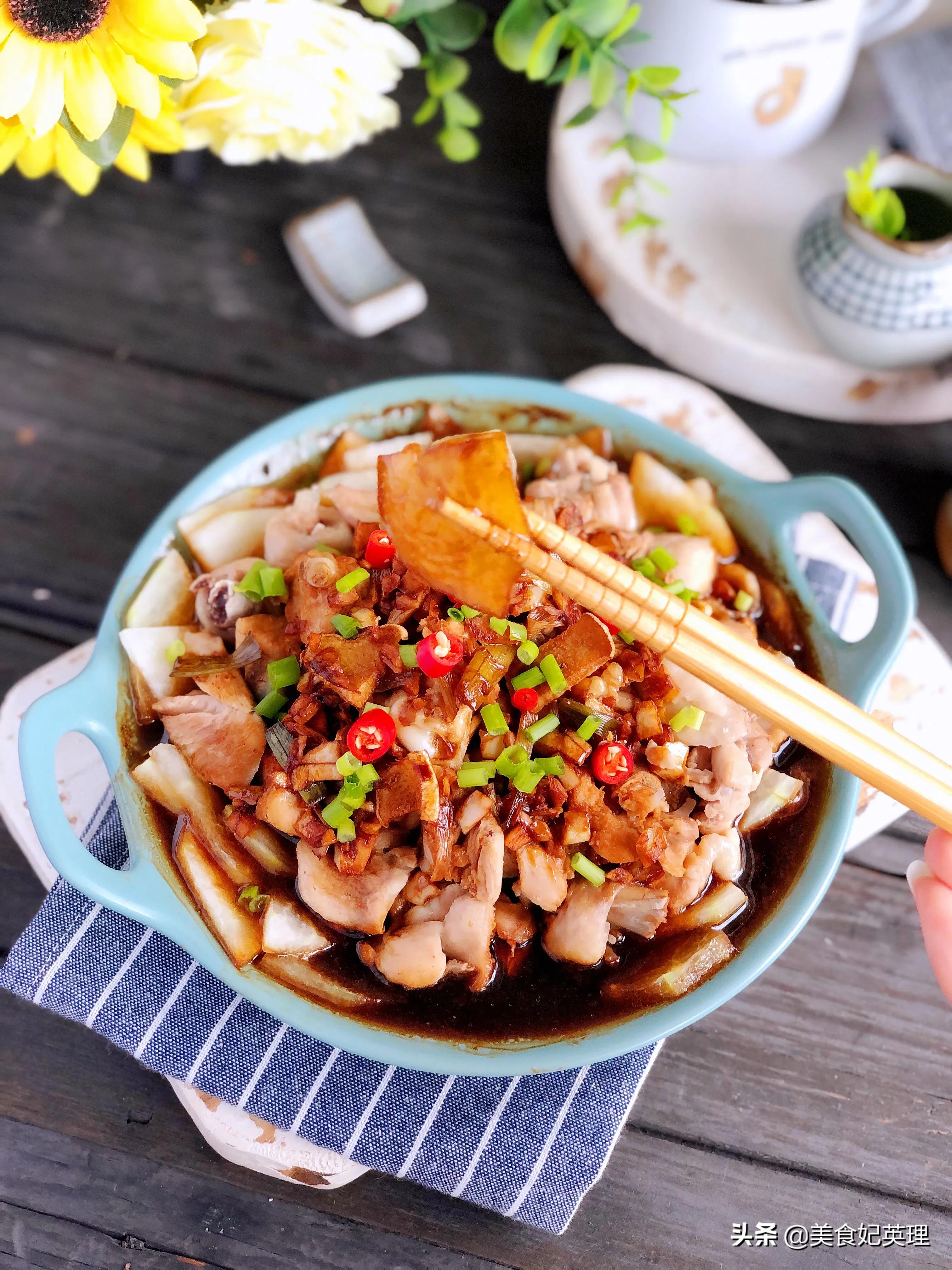 鸡腿这样做嫩滑入味儿，不放一滴油超简单，有肉有菜5分钟就上桌