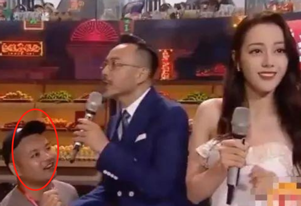 Female star of famous Qing Chun is pulled by the man hair! Airport within an inch of kisses by force by him, cry for help to escape hastily aloud