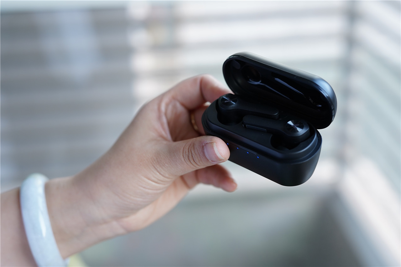 雷柏VM700蓝牙TWS背光游戏耳机光效和游戏更配哟