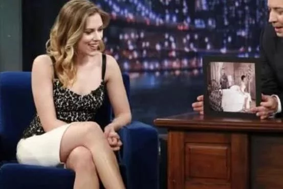 斯嘉丽随意跷个二郎腿，却已是惊艳， 替主持人