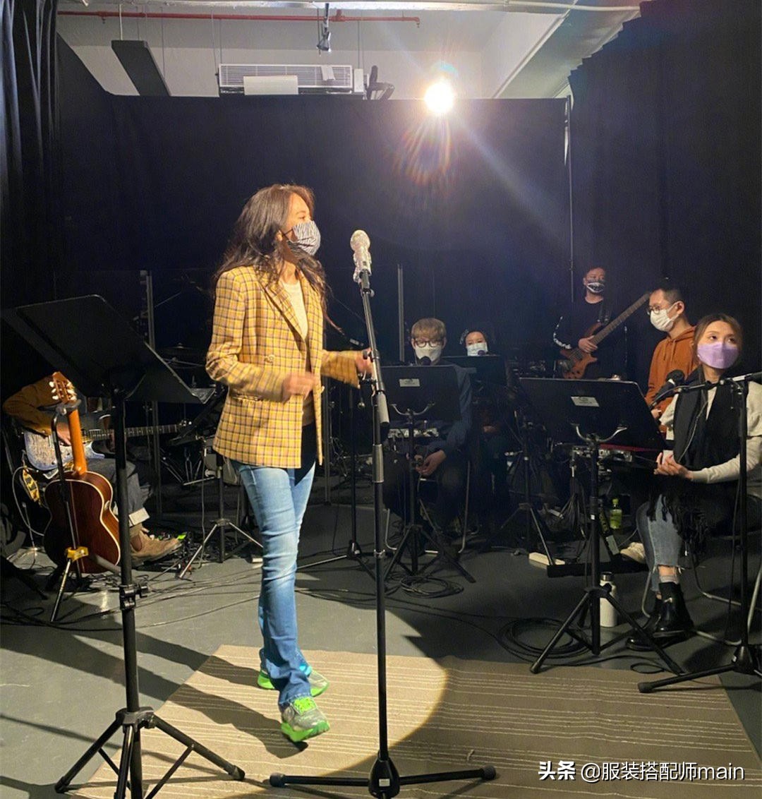 莫文蔚不是装嫩是真嫩，格子西装牛仔裤清新脱俗，看着顶多30岁