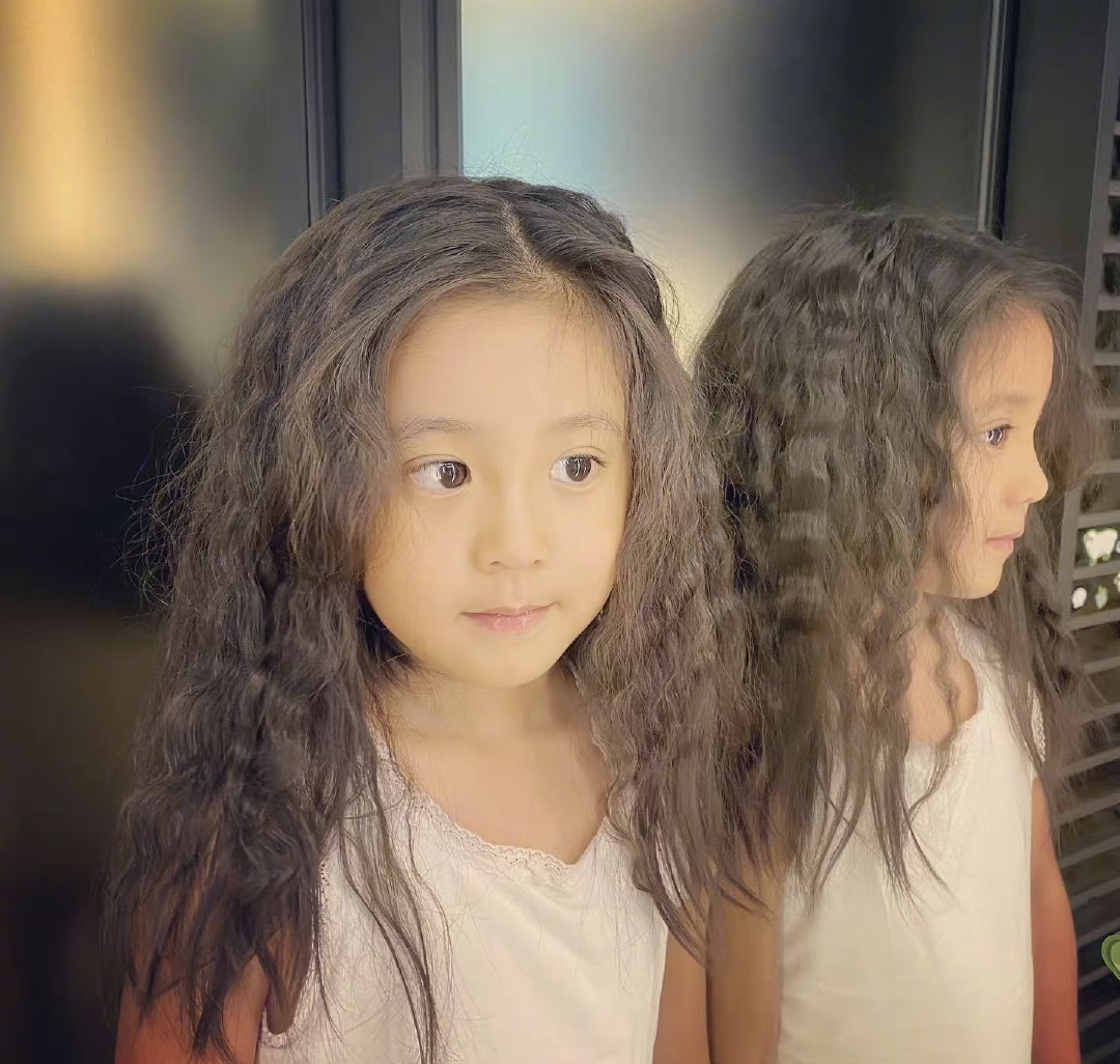 贾静雯晒女儿近照，梧桐妹成熟咘咘美如洋娃娃，孩子是父母老师？