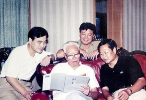 上将张震：子弹藏身10年，三次退休计划落空，邓小平：再干一届