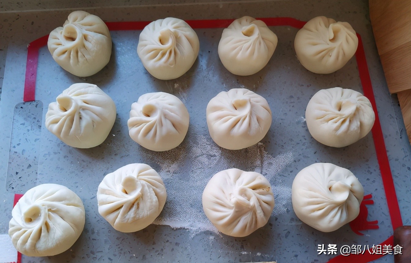 在家蒸包子,可以试试酱肉包,酱香味浓,比鲜肉包都好吃,快来学