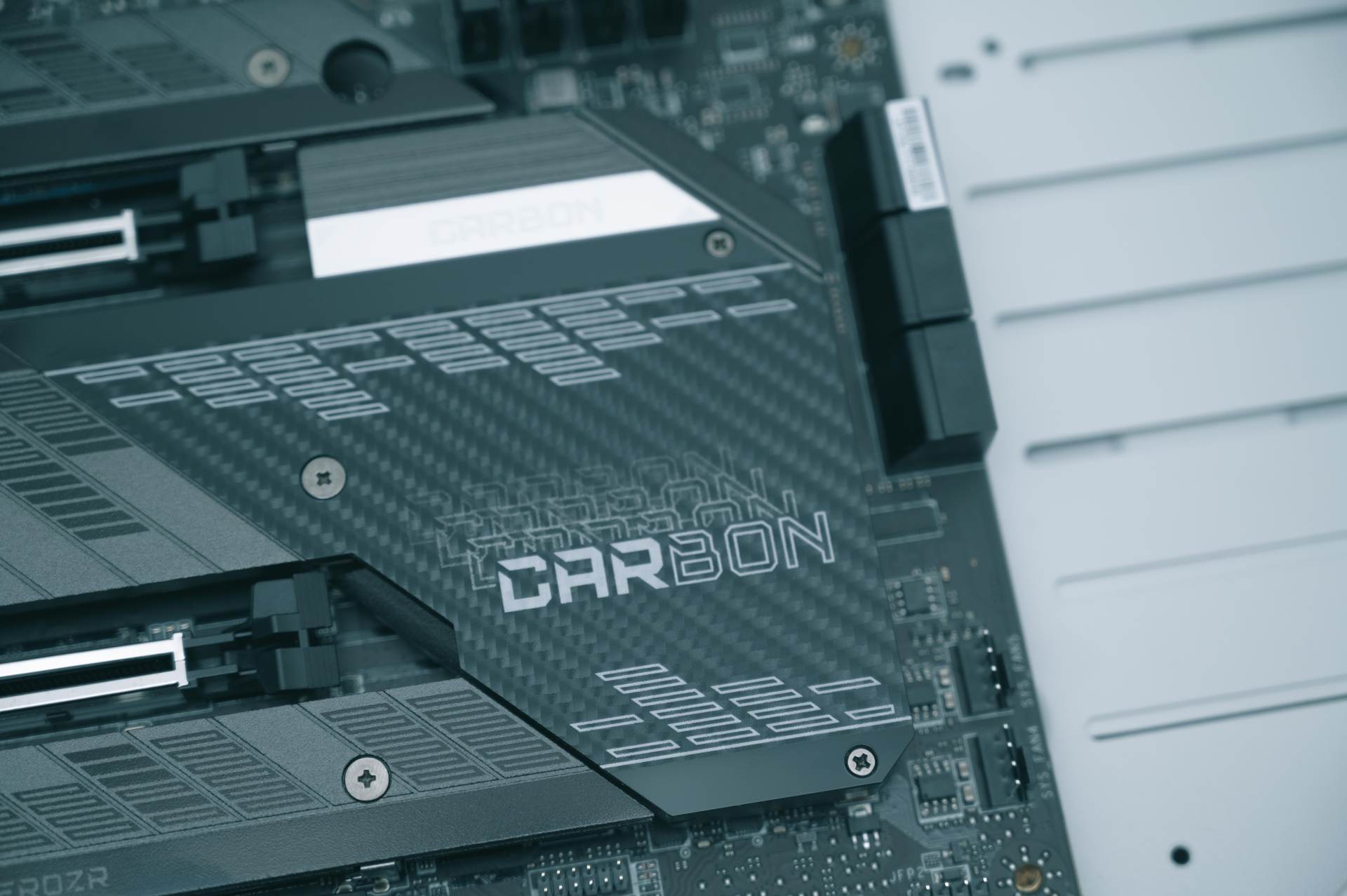 视觉设计的领跑者，不跟随的设计，微星Z590暗黑版上手体验