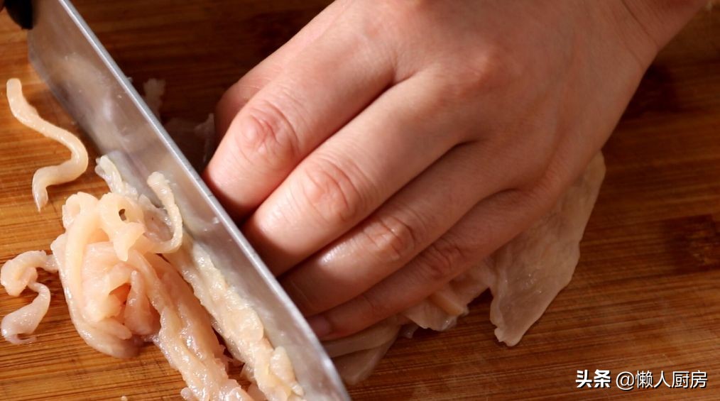 很多人說雞胸肉吃著柴，那是你不會做，配上胡蘿蔔，做成雞肉餅