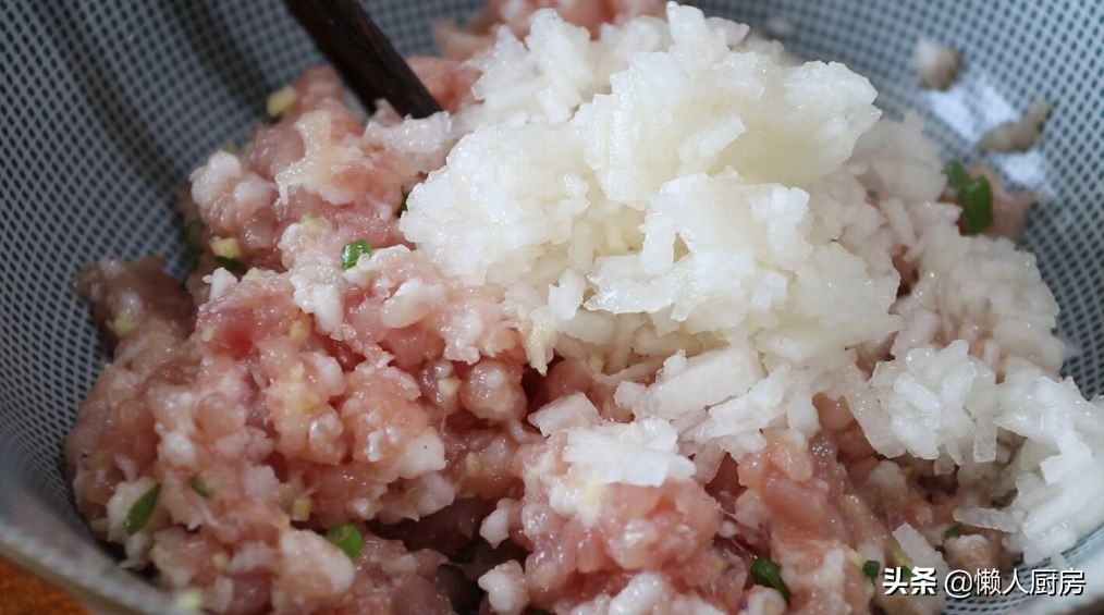 在飯店吃飯發現鹹蛋黃蒸肉餅，回家復刻了這道菜，沒想到很好吃