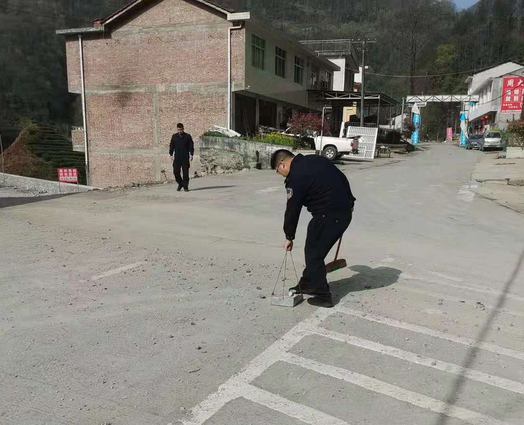 民警化身“清洁工”清理路面排隐患